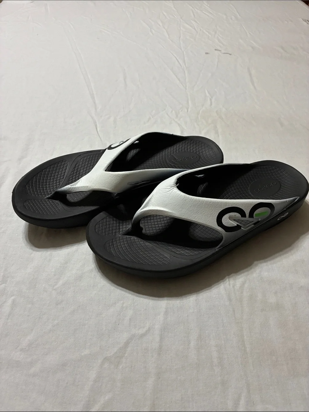 Men’s OOFOs OOriginal Sport Recovery Flip Flop Sandals (Black/White)